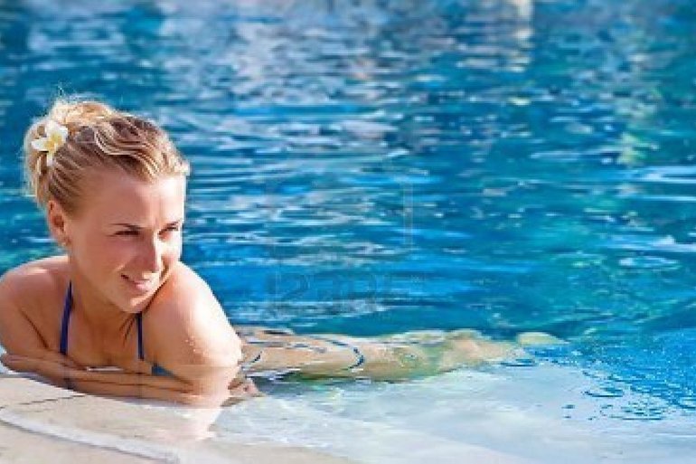Hotel Doge 5303841-bella-bionda-ragazza-felice-in-piscina-hotel-con-fiore-in-capelli-lunghi.jpg