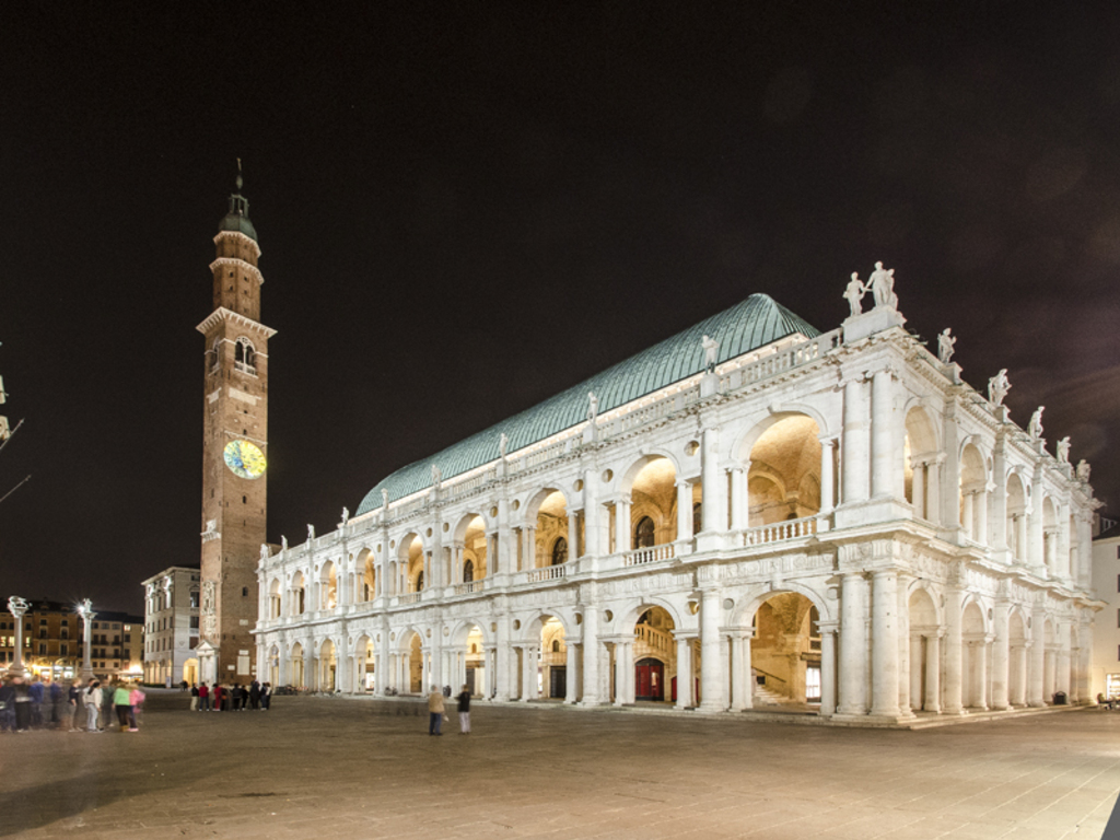 OFFERTA SPECIALE AUTUNNO 2014 Vicenza- basilica di notte.jpg