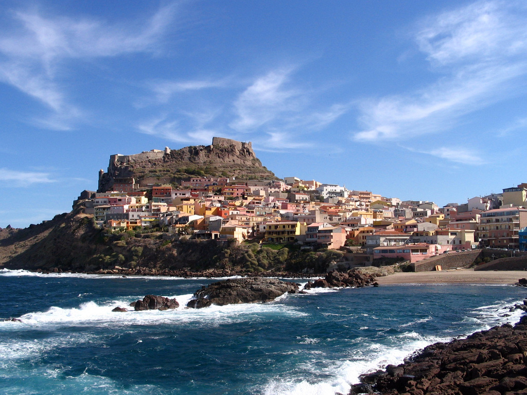 Vuoi una vacanza rilassante ma che ti offra molto più che la vita balneare, vuoi fare escursioni culturali e conoscere la Sardegna? Castelsardo01.jpg