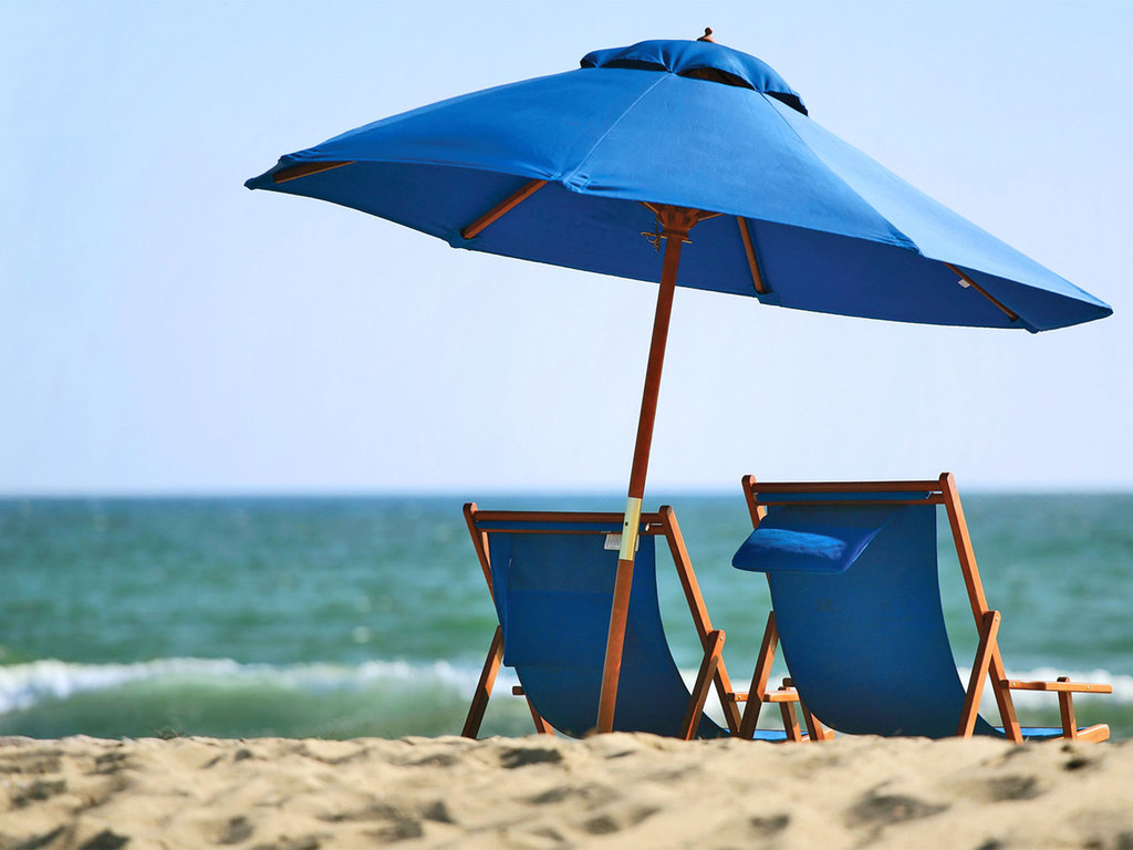 UN GIUGNO TUTTO DA SCOPRIRE! Blue-beach-umbrellas-background.jpg